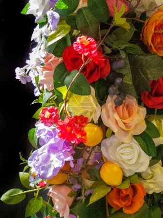Foto de Ornamento de flores de plástico, objetos industriales y hechos a mano de colores - Imagen libre de derechos