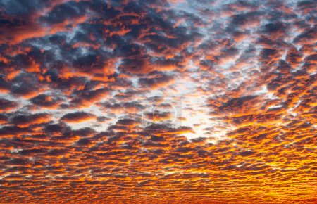 Foto de Puesta de sol - cielo con luz solar en las nubes - fondo natural increíble - Imagen libre de derechos