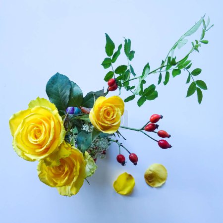 Foto de Composición de flores con rosas amarillas y perro rosa vista superior - Imagen libre de derechos