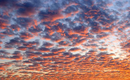 Foto de Puesta de sol - cielo con luz solar en las nubes - increíble fondo natural - Imagen libre de derechos