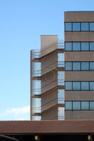 Foto de Escalera exterior de seguridad en un moderno edificio de oficinas - Imagen libre de derechos