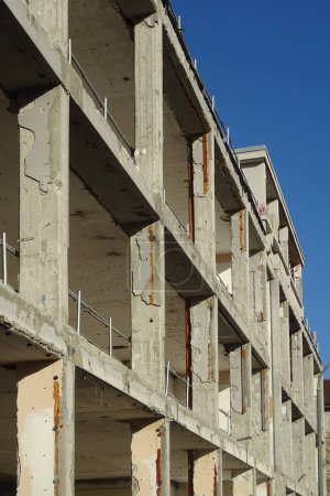 Foto de Estructura de hormigón armado existente de un edificio en remodelación, vista panorámica con vigas y pilares - Imagen libre de derechos