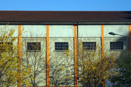 Foto de Vista lateral del almacén industrial de la década de 1950 con ventanas y pilares expuestos - urbano particular - Imagen libre de derechos