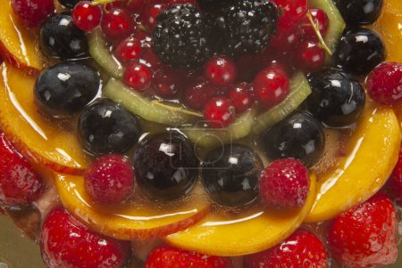 Foto de Tarta de frutas, postre típico hecho con masa de corteza corta y fruta fresca mezclada - arriba - Imagen libre de derechos
