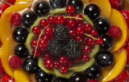 Foto de Tarta de frutas, postre típico hecho con masa de corteza corta y fruta fresca mezclada - arriba - Imagen libre de derechos