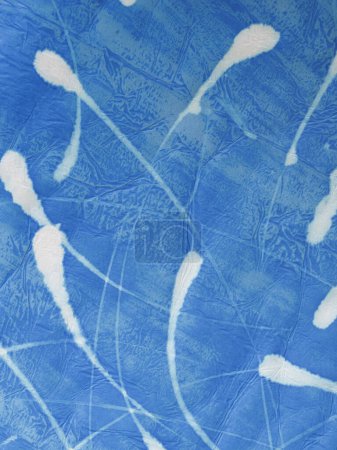 Foto de Papel pintado a mano tratado con diversos materiales para crear un fondo que recuerda a los peces o espermatozoides o renacuajos - Imagen libre de derechos