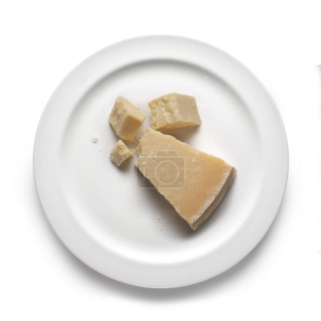 Foto de Plato con trozo de parmesano, famoso queso italiano, aislado en blanco - Imagen libre de derechos