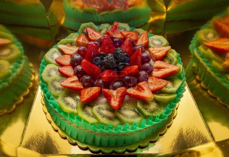 Foto de Excelente pastel de frutas reflejado en las paredes del envase de oro - Imagen libre de derechos