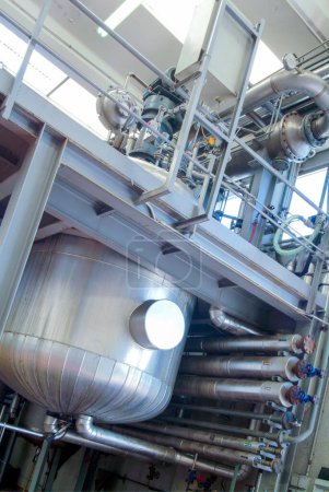 Foto de Interior de la industria química con tanques y tuberías para la producción de pintura - Imagen libre de derechos