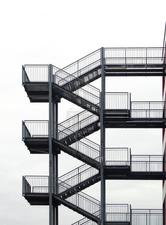 Foto de Escalera exterior de seguridad y metal de emergencia, foto en blanco y negro - Imagen libre de derechos