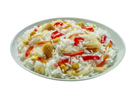 Foto de Ensalada de arroz con correo, pimientos rojos y amarillos y brotes de frijol - Imagen libre de derechos
