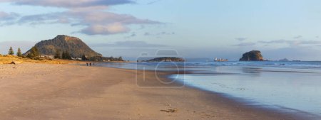 Foto de Monte Maunganui panorama de la playa al amanecer, Tauranga, Nueva Zelanda - Imagen libre de derechos