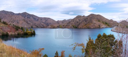 Téléchargez les photos : Lac pittoresque vue sur Benmore, Île du Sud, Nouvelle-Zélande - en image libre de droit
