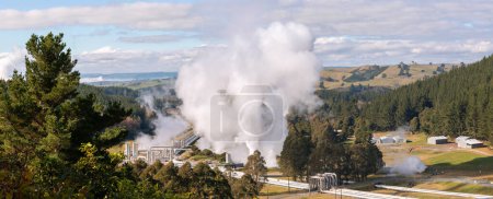 Grüne Energie - Panorama eines dampfenden Geothermie-Kraftwerks in Wairakei  