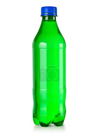 Foto de Botella de agua de plástico verde aislado sobre fondo blanco con camino de recorte - Imagen libre de derechos