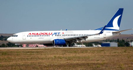 Téléchargez les photos : CHISINAU, MOLDOVA - 18 AOÛT : Décollage du Boeing 737-700 turc Anadolu Jet le 18 août 2014 à Chisinau, Moldavie. - en image libre de droit