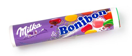 Téléchargez les photos : Anapa, Russie - 10 décembre. 2022 :, Bonibon Milka bonbons au chocolat avec conception d'emballage de couleur lilas classique sur table en bois blanc - en image libre de droit