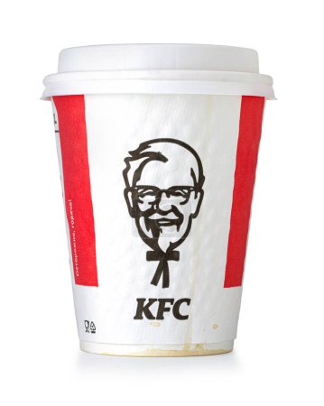 Foto de Anapa, Rusia - 16 de diciembre de 2022: taza de papel KFC usada del restaurante de comida rápida del KFC. - Imagen libre de derechos
