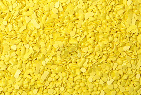 Téléchargez les photos : Yellow sulfur granules used in medicine, fertilizers. Yellow sulfur background, texture, top view. Heap of sulfur powder, background, texture, top view. - en image libre de droit