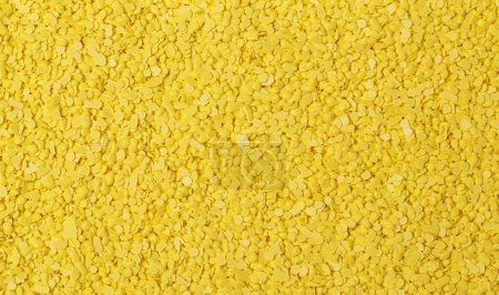 Téléchargez les photos : Yellow sulfur granules used in medicine, fertilizers. Yellow sulfur background, texture, top view. Heap of sulfur powder, background, texture, top view. - en image libre de droit