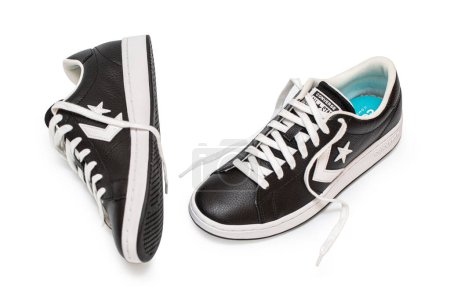Foto de Anapa, Rusia, 03 de noviembre de 2022: A Black Converse sneakers. Fundada en 1908, Converse es una compañía estadounidense de zapatos de skate y estilo de vida que ha sido propiedad de Nike desde 2003. Editorial. - Imagen libre de derechos