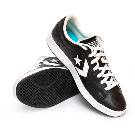 Foto de Anapa, Rusia, 03 de noviembre de 2022: A Black Converse sneakers. Fundada en 1908, Converse es una compañía estadounidense de zapatos de skate y estilo de vida que ha sido propiedad de Nike desde 2003. Editorial. - Imagen libre de derechos