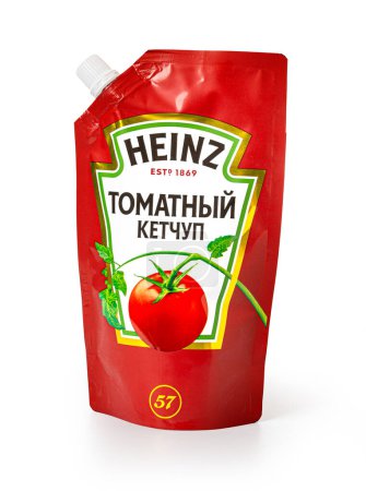 Foto de Anapa / Rusia- 13 de octubre de 2023: Paquete Heinz Ketchup sobre fondo blanco - Imagen libre de derechos
