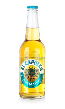 Foto de Anapa, Rusia - 27 de mayo de 2023: El Capulco cerveza botella aislada sobre fondo blanco Cerveza elaborada al estilo mexicano con un sabor refrescante único - Imagen libre de derechos