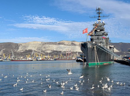 Photo for Novorossiysk, Russia - 01.28.2024: Sea gates, cruiser Mikhail Kutuzov, Black Sea, port, Krasnodar Territory, Novorossiysk - Royalty Free Image