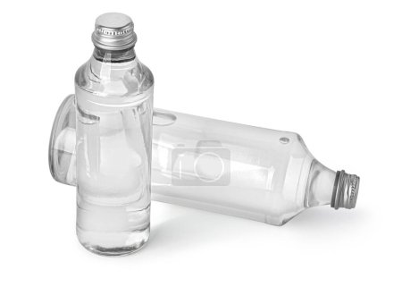 bouteille d'eau en verre isolée sur fond blanc avec chemin de coupe