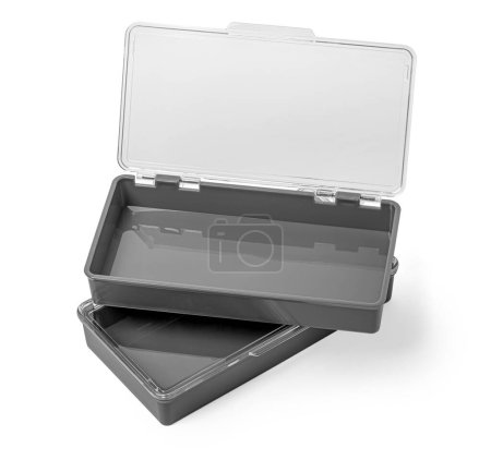 Leere wiederverwendbare Plastikbox auf weißem Hintergrund mit transparentem Klappdeckel mit Clip-Pfad