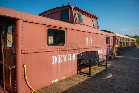 Téléchargez les photos : Passenger cars and old caboose stored at  historic Standish Michigan railroad depot - en image libre de droit