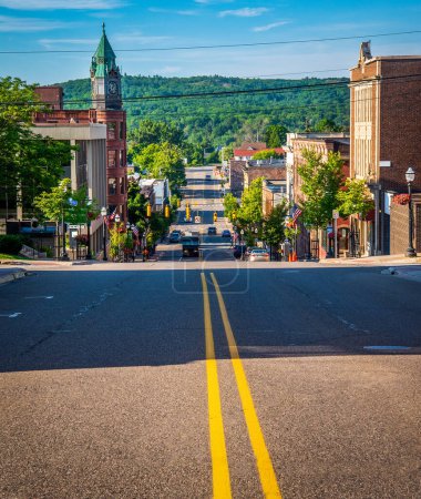 Foto de Business district Marquette Michigan on hill side main street - Imagen libre de derechos