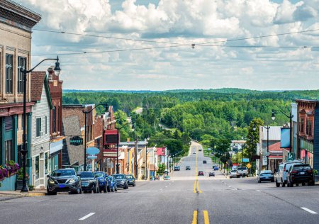 Téléchargez les photos : Small town Crystal Falls hilltop business district Northern Michigan - en image libre de droit