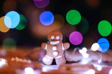 Téléchargez les photos : Gingerbread cookies in the shape of a person in a Christmas location - en image libre de droit