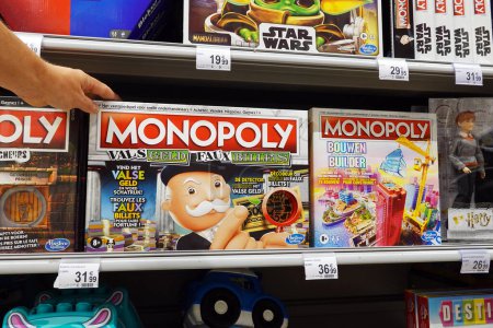 Foto de WALLONIA, BÉLGICA AGOSTO 2022: Ediciones belgas Monopoly board game in a Carrefour hypermarket. - Imagen libre de derechos