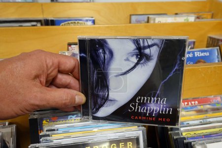 Téléchargez les photos : PAYS-BAS - AOÛT 2022 : album CD : Emma Shapplin - Carmine Meo, un disque CD sorti en 1997 de la soprano française, dans un magasin d'occasion. - en image libre de droit