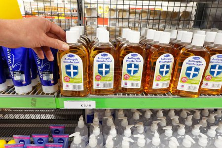 Téléchargez les photos : PAYS-BAS - JUIN 2022 : Spray désinfectant antiseptique de marque Dr Johnsons dans un supermarché à rabais néerlandais. - en image libre de droit
