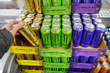 Foto de PAÍSES BAJOS - MARZO 2023: El cliente compra una lata de bebida energética de la marca Monster en un supermercado con descuento n outlet - Imagen libre de derechos