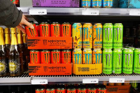 Foto de PAÍSES BAJOS - MARZO 2023: El cliente compra una lata de la marca Monster Lewis Hamilton mezcla bebida energética en un supermercado de descuento n outlet - Imagen libre de derechos