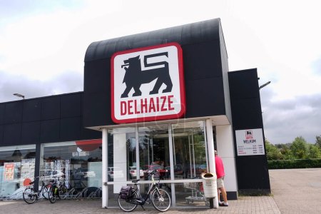 Téléchargez les photos : TURNHOUT, BELGIQUE - AOÛT 2018 : Delhaize supermarché, faisant partie du groupe Delhaize, un détaillant alimentaire international, fusionné avec Ahold to Ahold Delhaize NV. - en image libre de droit