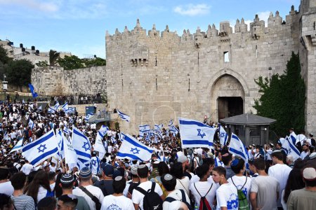 Foto de JERUSALEM, ISRAEL - 18 DE MAYO DE 2023: Desfile de banderas en el Día de Jerusalén frente a la entrada de la Puerta de Damasco a la Ciudad Vieja de Jerusalén. - Imagen libre de derechos