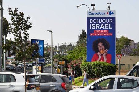 Téléchargez les photos : HERZLIYA, ISRAEL MAI 2023 : Un panneau d'affichage le long d'une route principale annonce l'ouverture de la chaîne de supermarchés française Carrefour. Carrefour Group a ouvert une cinquantaine de magasins en Israël - en image libre de droit