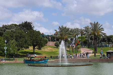 Téléchargez les photos : RA 'ANANA, ISRAEL - 20 MAI 2023 : Un lac avec un bateau pour les loisirs dans le parc municipal de Ra'anana. - en image libre de droit