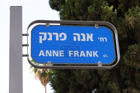 Foto de Hebreo bilingüe, cartelera inglesa en Herzliya, Israel para conmemorar a la víctima del Holocausto: Ana Frank. - Imagen libre de derechos