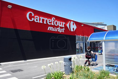 Téléchargez les photos : BARI, ITALIE JUILLET 2023 : Entrée d'un supermarché Carrefour en Italie. Carrefour est un détaillant multinational français et l'une des plus grandes chaînes d'hypermarchés au monde. - en image libre de droit