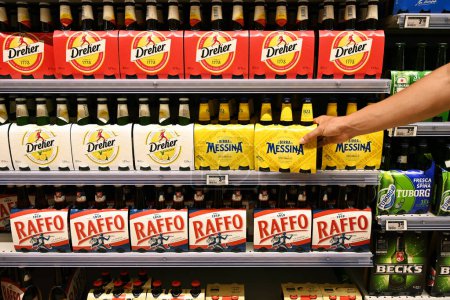 Foto de BARI, ITALIA JULIO 2023: Pasillo muestra seis paquetes de cerveza de varias marcas en un supermercado Carrefour. - Imagen libre de derechos
