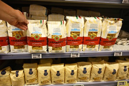 Foto de BARI, ITALIA JULIO 3, 2023: Cero Residuos de plaguicidas y glifosato Trigo italiano Productos de pasta en un supermercado Carrefour - Imagen libre de derechos