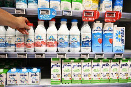 Foto de BARI, ITALIA JULIO 3, 2023: El cliente compra la leche procesada UHT de la marca Parmalat con vitaminas añadidas, en un supermercado Carrefour - Imagen libre de derechos