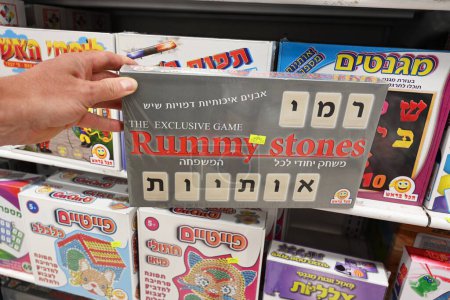 Foto de ISRAEL - MAYO 2023: Rummy piedras una variación con letras hebreas en el conocido juego Rummikub en una tienda de juguetes - Imagen libre de derechos